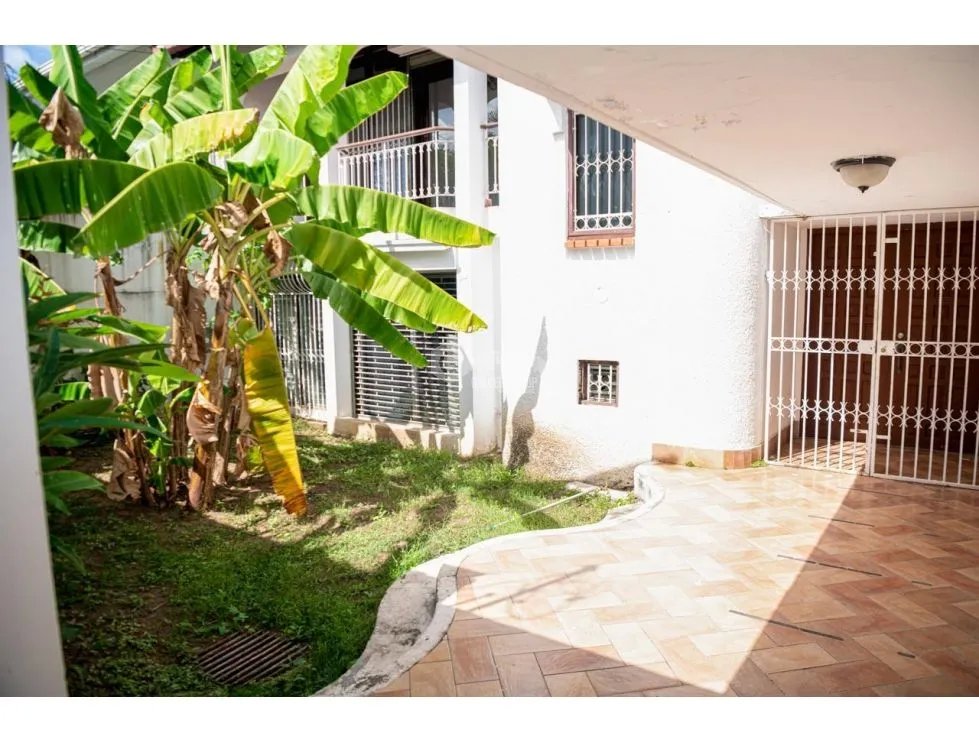 BETANIA  / URB. LOS ANGELES / CASA DE 4 NIVELES / 450 m2 / PATIO