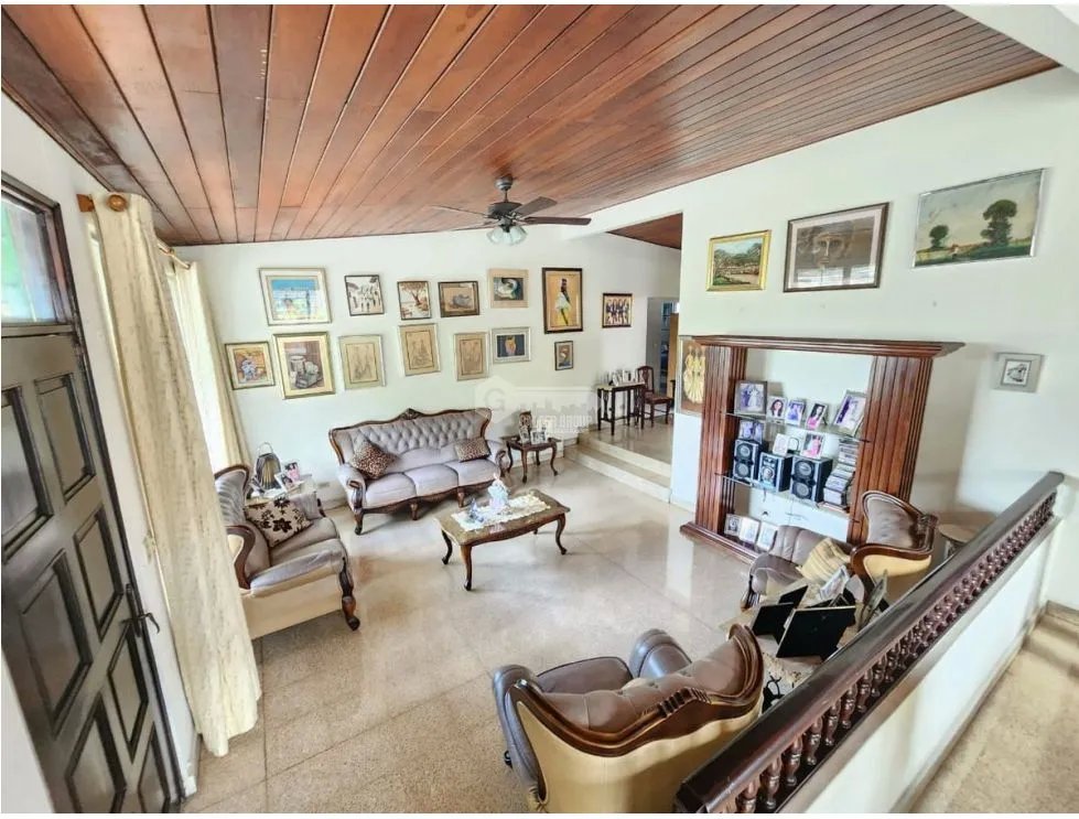 CASA /  BETANIA / 3 HABITACIONES / 244 m2 / BALCON