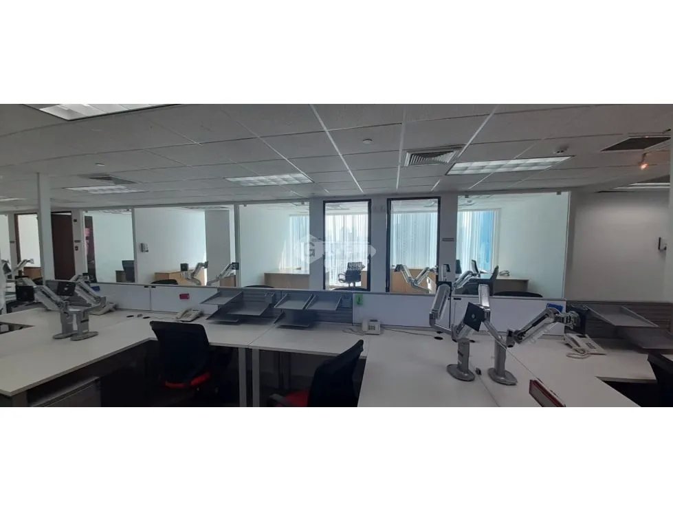 SE ALQUILA OFICINA EN CALLE 50 TORRE GLOBAL BANK DE 420M AMOBLADA