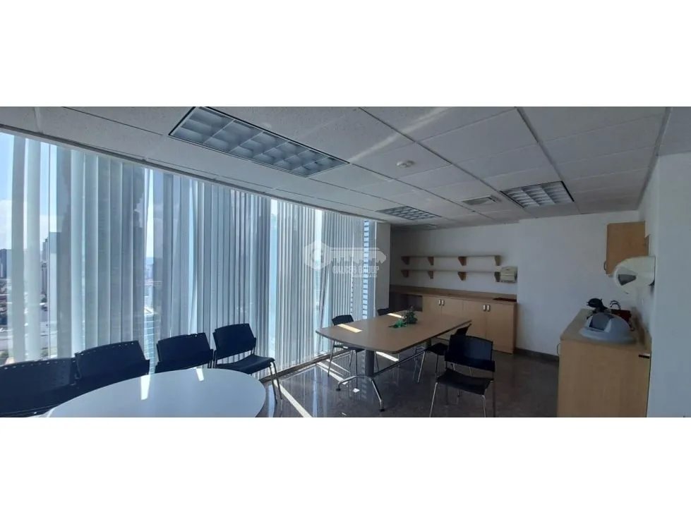 SE ALQUILA OFICINA EN CALLE 50 TORRE GLOBAL BANK DE 420M AMOBLADA