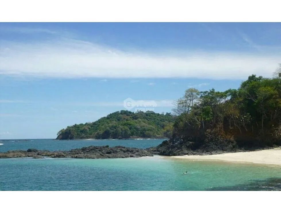 SE VENDE ISLA COMPLETA EN EL  GOLFO DE CHIRIQUI  DE 8 HECTAREAS