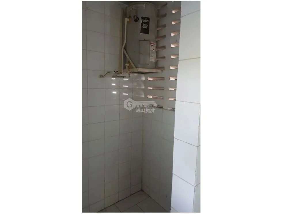 SE ALQUILA ACOGEDOR APARTAMENTO AMOBLADO FRENTE AL PARQUE OMAR
