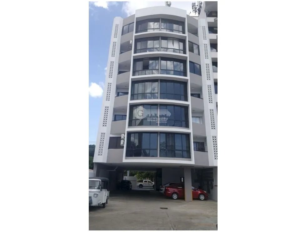 SE ALQUILA ACOGEDOR APARTAMENTO AMOBLADO FRENTE AL PARQUE OMAR