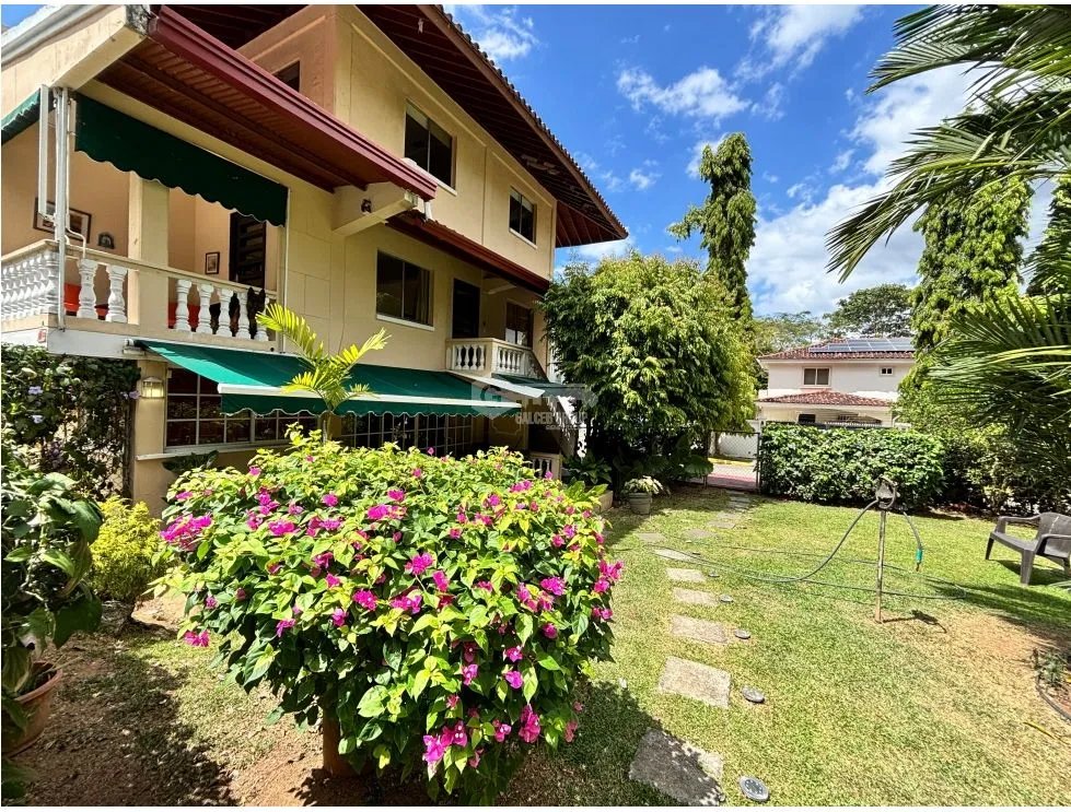 ALBROOK / CON PANELES SOLARES / 300m2 / 4 HABITACIONES / JARDIN