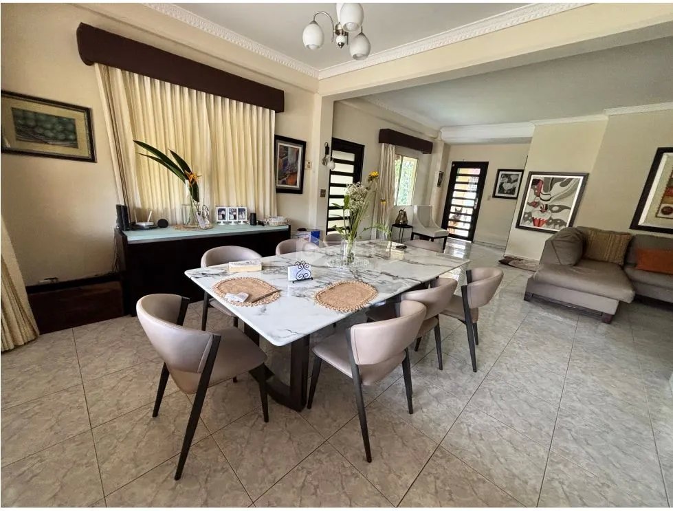 ALBROOK / CON PANELES SOLARES / 300m2 / 4 HABITACIONES / JARDIN