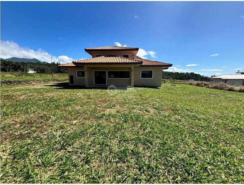 BOQUETE COUNTRY CLUB / 1704M2 / 2 HABITAC /  2 BAÑ / AMPLIO JARDIN