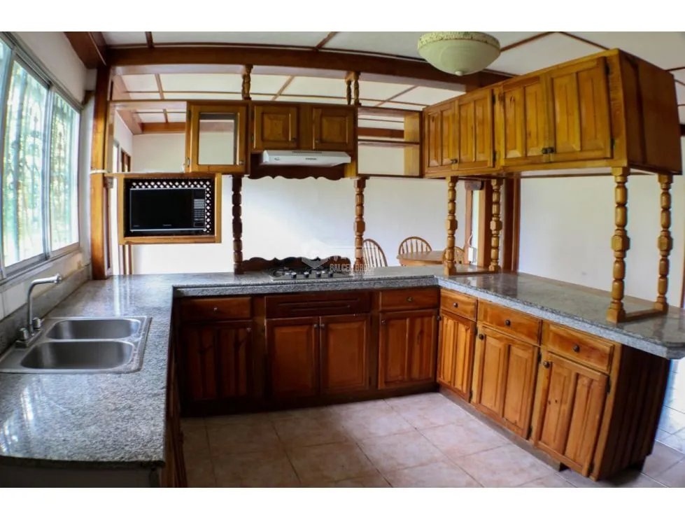 BOQUETE / ALTO BOQUETE / 1800M2 / 3 HABITACION / TOTALMENTE CERCADA