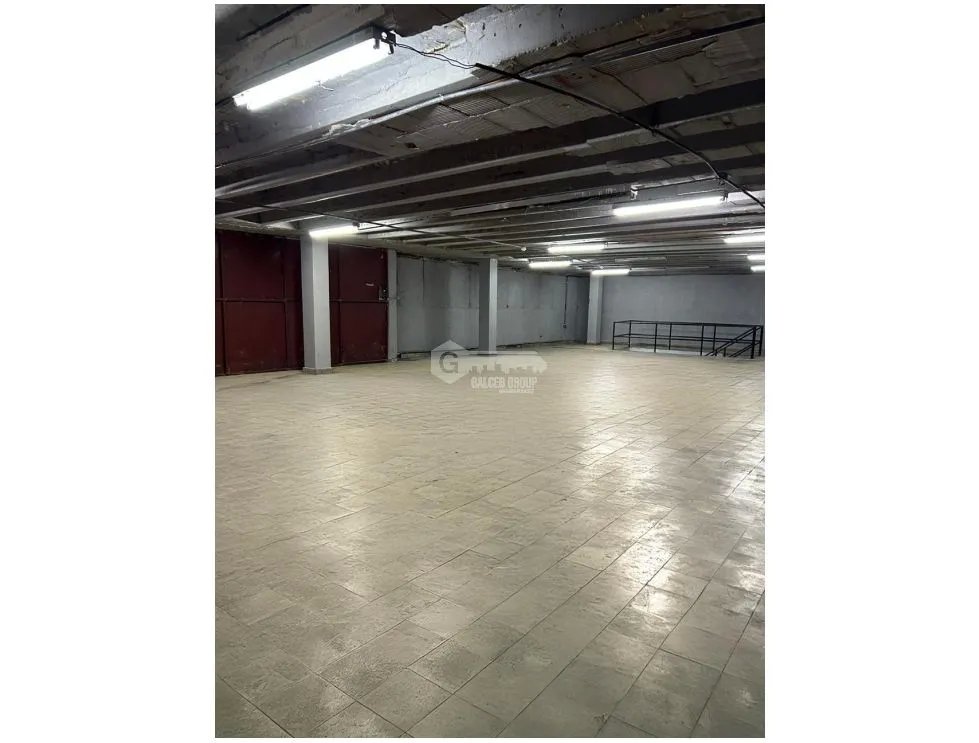 BODEGA / CALIDONIA / 930 M2 / MEZZANINE / OFICINA / ELEVADOR DE CARGA