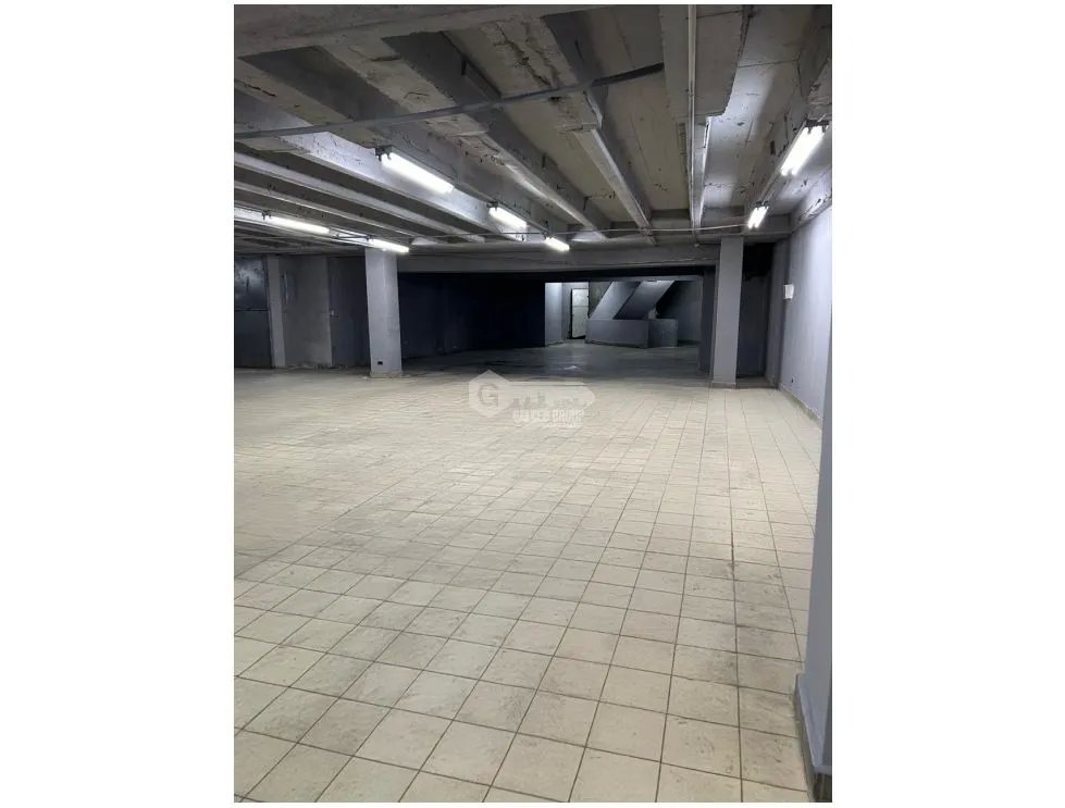 BODEGA / CALIDONIA / 930 M2 / MEZZANINE / OFICINA / ELEVADOR DE CARGA