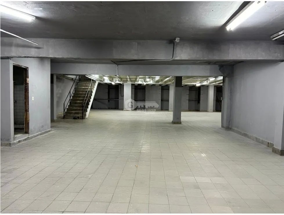 BODEGA / CALIDONIA / 930 M2 / MEZZANINE / OFICINA / ELEVADOR DE CARGA