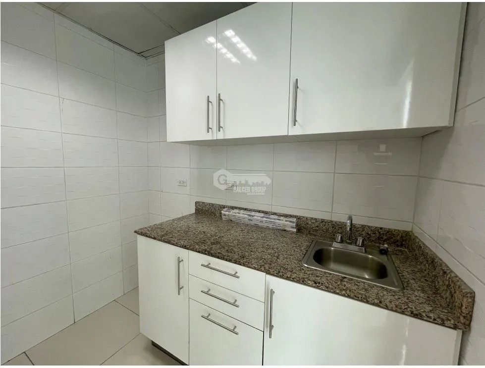 OFICINA / EL CANGREJO / NEO PLAZA / 150M / 2 NIVELES / DIVISIONES