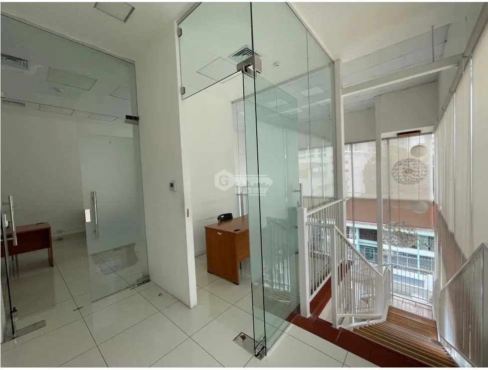 OFICINA / EL CANGREJO / NEO PLAZA / 150M / 2 NIVELES / DIVISIONES
