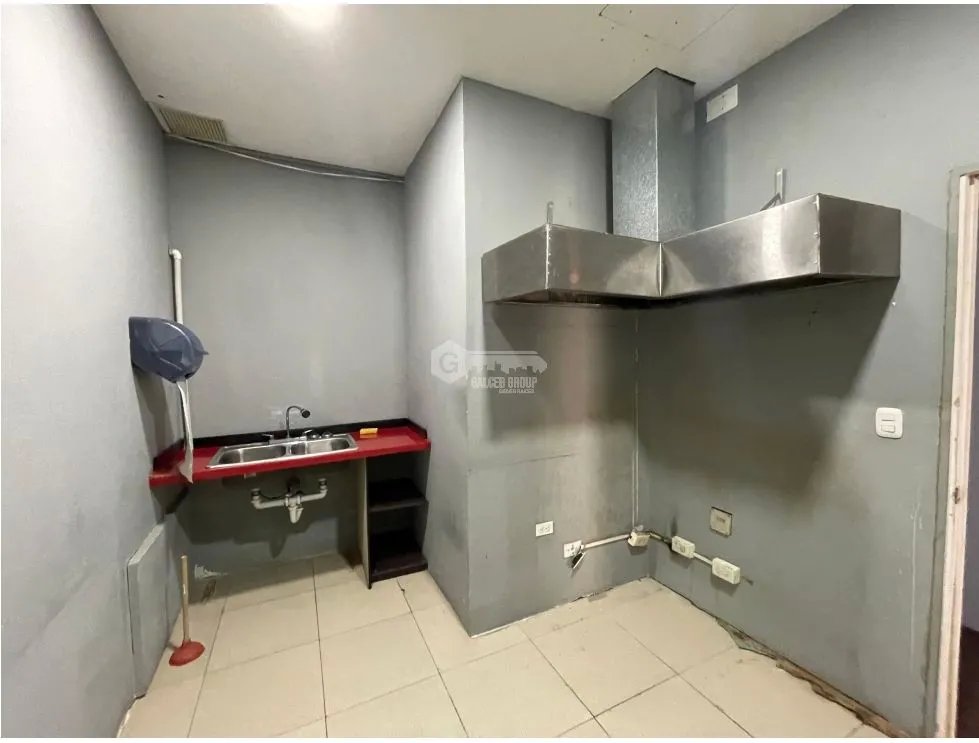 SE VENDE AMPLIO LOCAL COMERCIAL EN CONDADO DEL REY SOBRE LA VIA