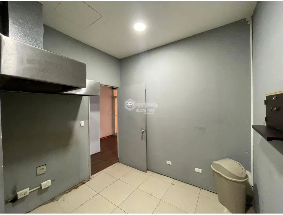SE ALQUIL LOCAL COMERCIAL EN CONDADO DEL REY CON DIVISIONES SOBRE VIA