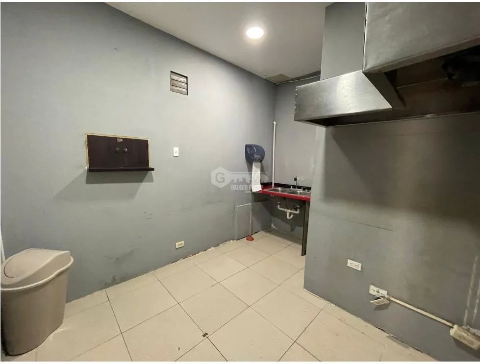 SE ALQUIL LOCAL COMERCIAL EN CONDADO DEL REY CON DIVISIONES SOBRE VIA