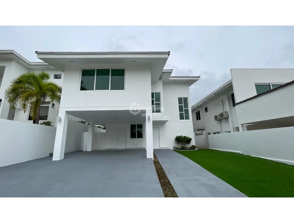 SE VENDE CASA EN ALTOS DE PANAMÁ PH HORIZONTES CON TERRAZA Y PATIO