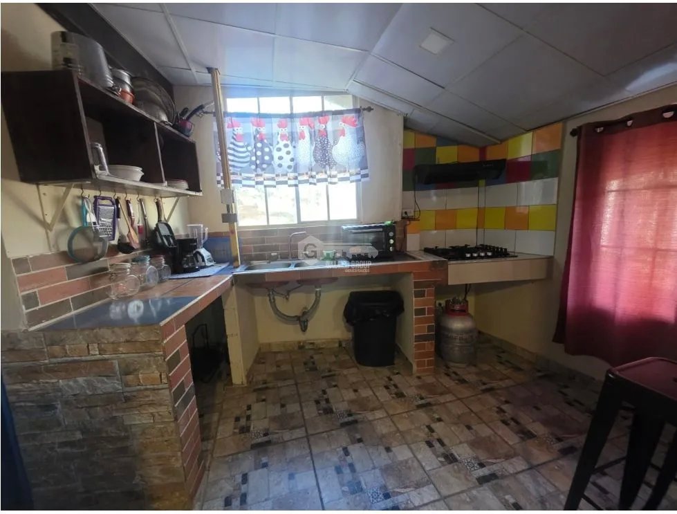 SE VENDE TERRENO CON 2 CABAÑAS Y 1 CASA EN ALTOS DE CERRO AZUL 1998M