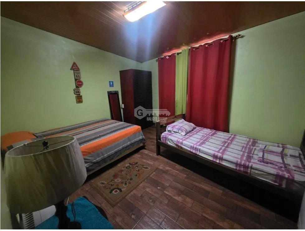 SE VENDE TERRENO CON 2 CABAÑAS Y 1 CASA EN ALTOS DE CERRO AZUL 1998M