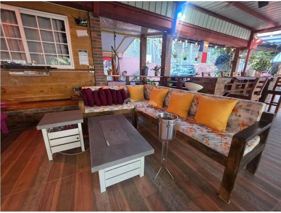 SE VENDE FINCA CON 2 CABAÑAS Y 1 CASA EN ALTOS DE CERRO AZUL DE 1998M