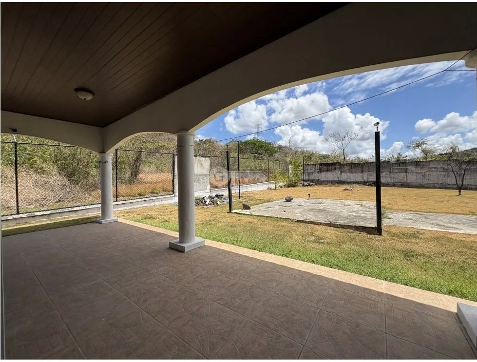 SE VENDE CASA EN EL ESPAVE SAJALICES CON 4 HABITACIONES Y TERRAZA