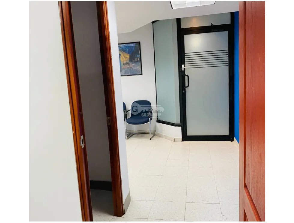 SE ALQUILA OFICINA EN EL CANGREJO TORRE IBC CON DIVISIONES VACIA