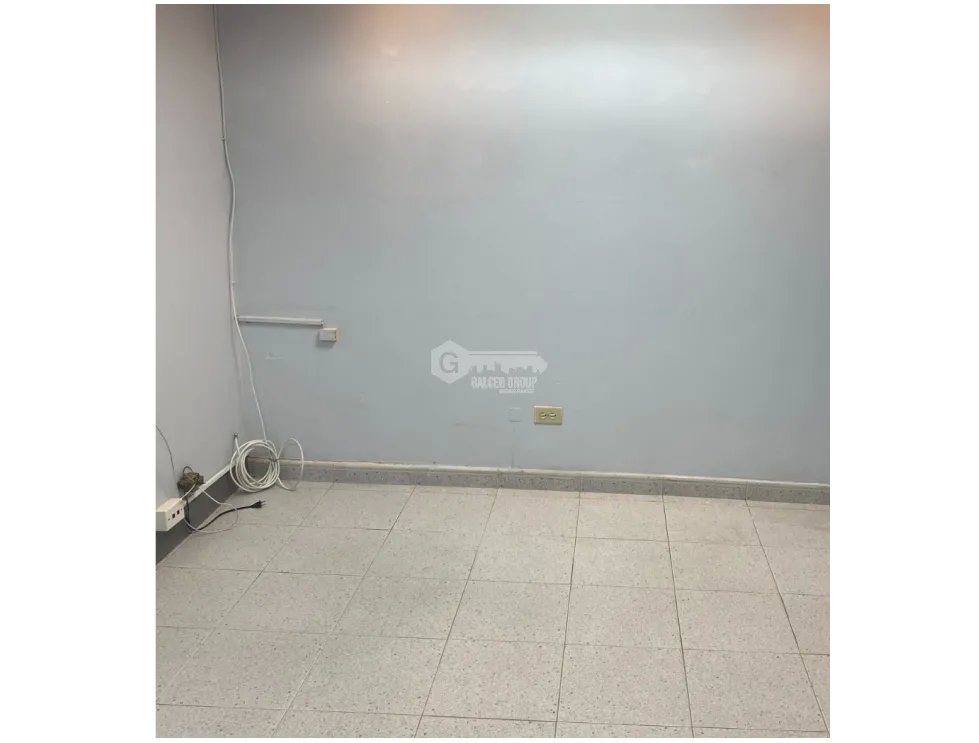 SE ALQUILA OFICINA EN EL CANGREJO TORRE IBC CON DIVISIONES VACIA
