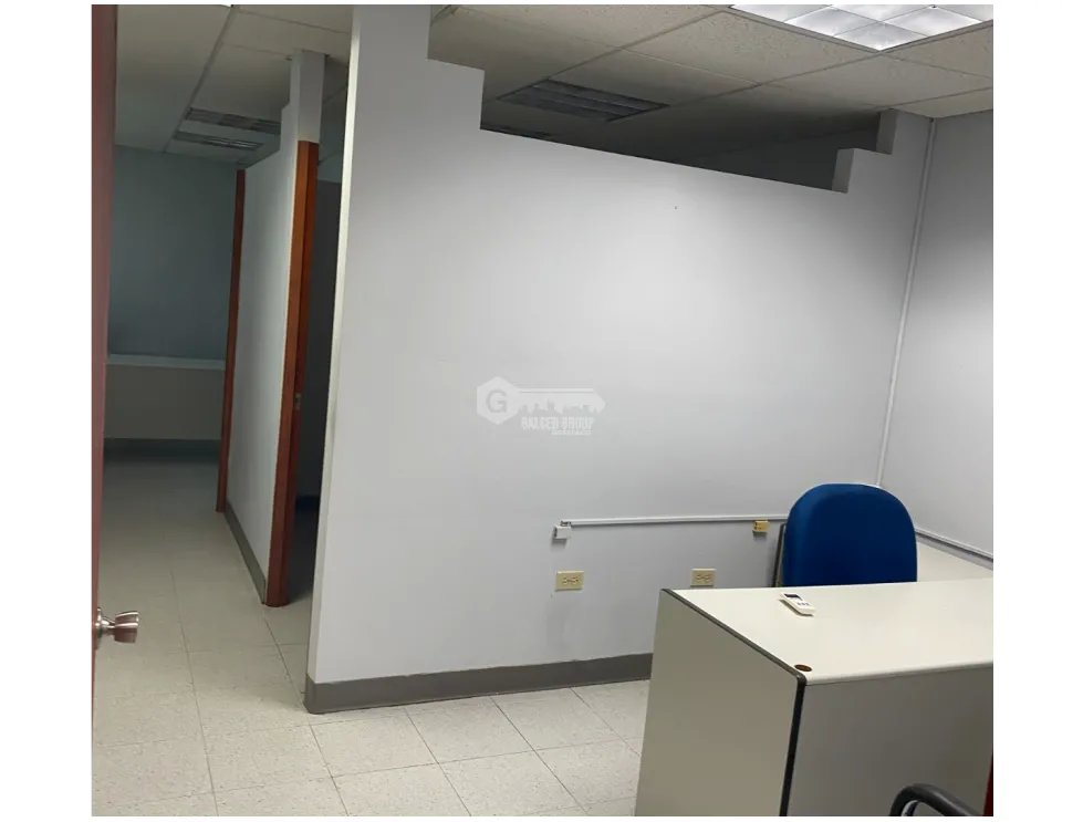 SE ALQUILA OFICINA EN EL CANGREJO TORRE IBC CON DIVISIONES VACIA
