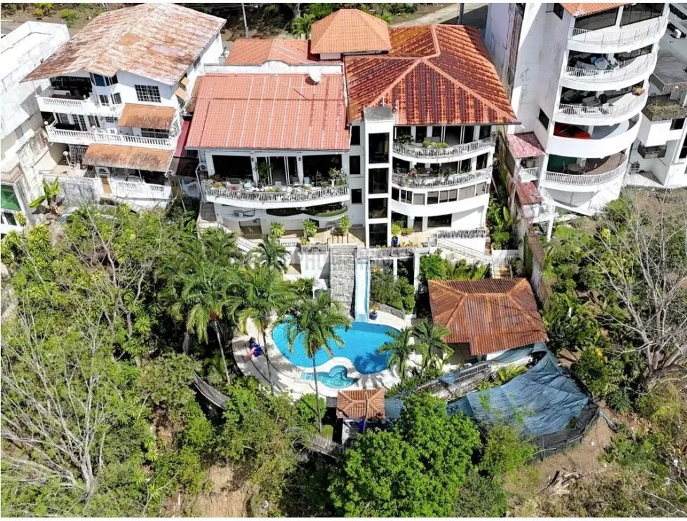 SE VENDE CASA ALTOS DE SANTA MARIA DE 6 NIVELES CON PISCINA Y TERRAZA