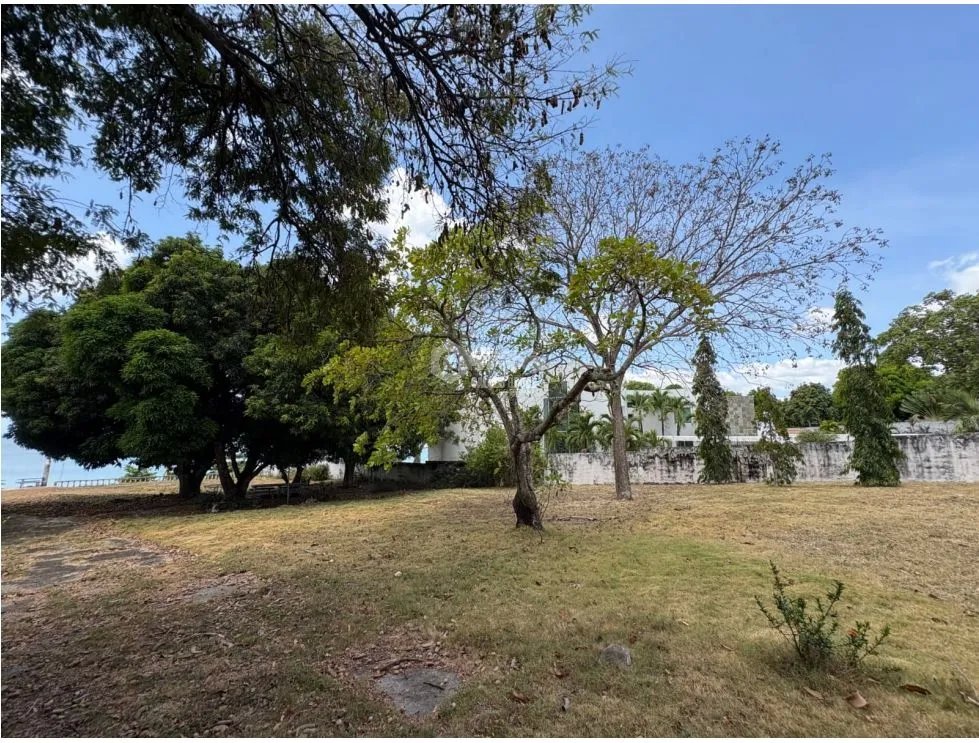 SE VENDE TERRENO CON 20 METROS DE FRENTE AL MAR EN CORONADO