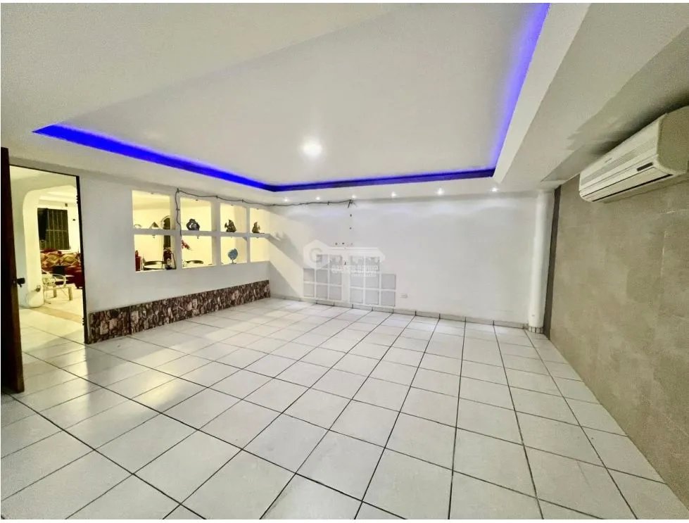 SE VENDE CASA EN CONDADO DEL REY DE 2 NIVELES CON 3 HABITACIÓNES