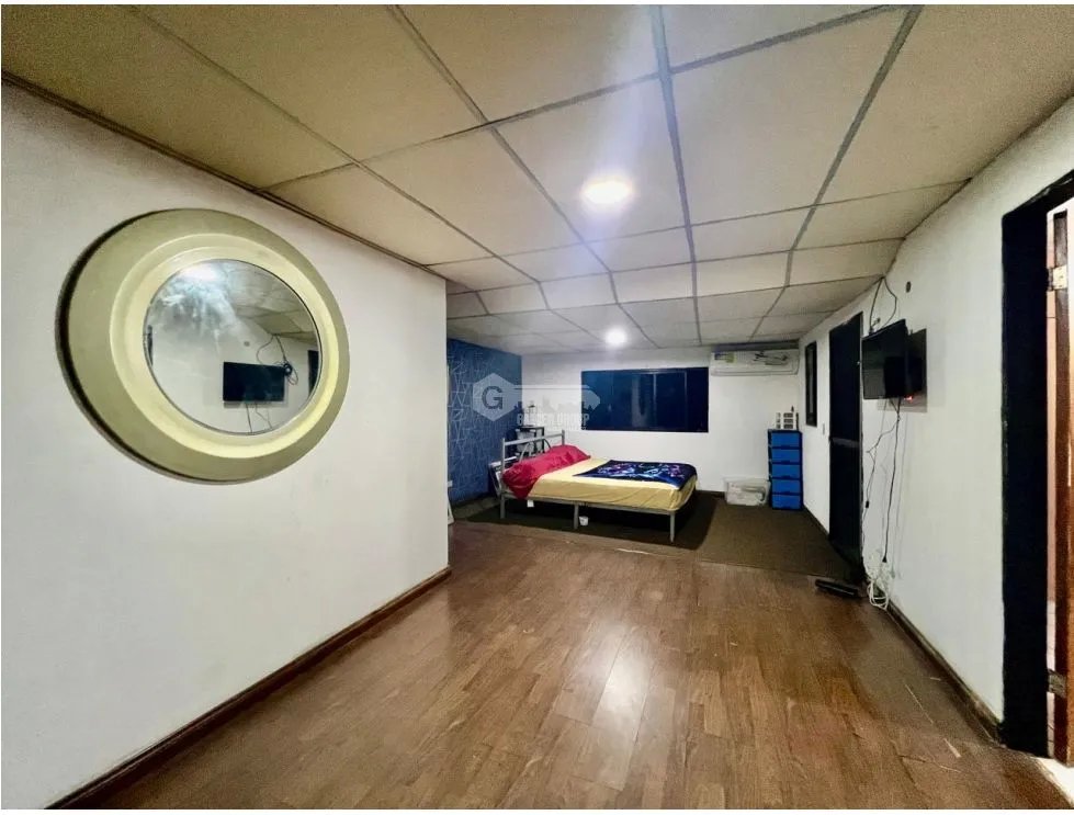 SE VENDE CASA EN CONDADO DEL REY DE 2 NIVELES CON 3 HABITACIÓNES