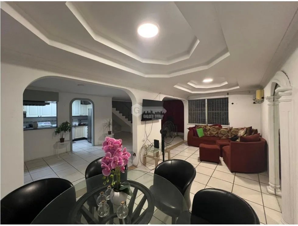 SE VENDE CASA EN CONDADO DEL REY DE 2 NIVELES CON 3 HABITACIÓNES