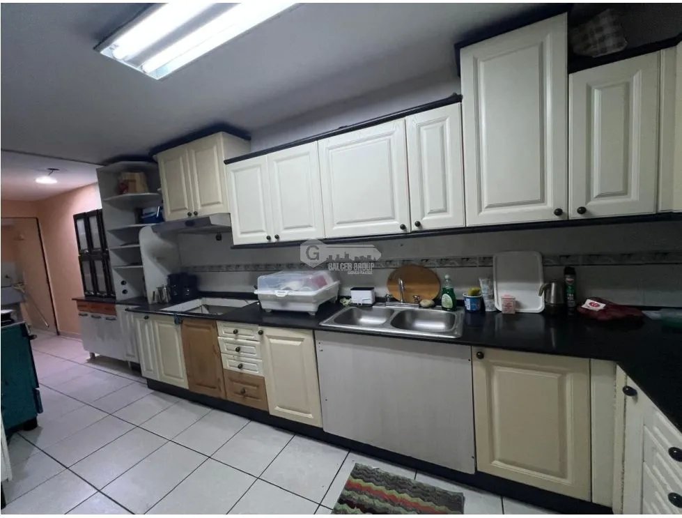 SE VENDE CASA EN CONDADO DEL REY DE 2 NIVELES CON 3 HABITACIÓNES