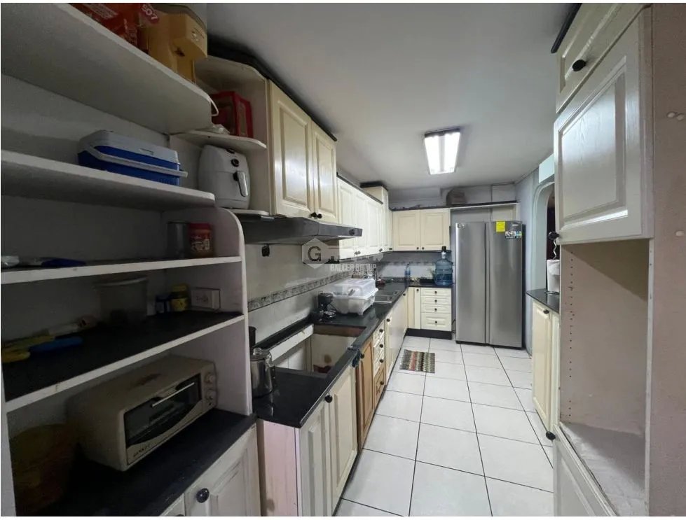 SE VENDE CASA EN CONDADO DEL REY DE 2 NIVELES CON 3 HABITACIÓNES