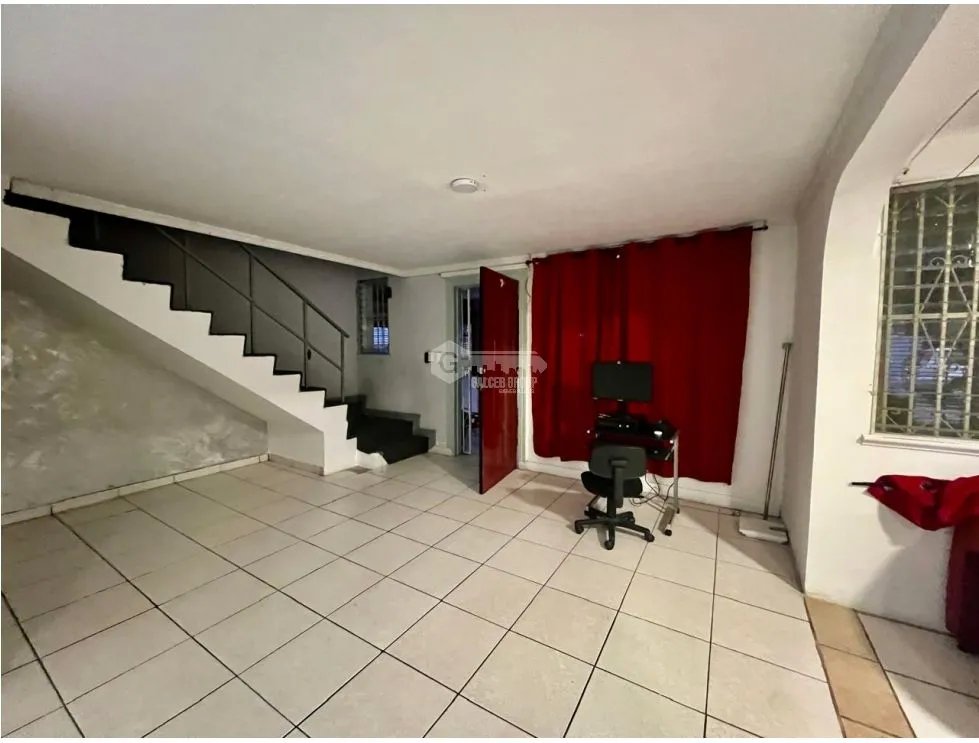 SE VENDE CASA EN CONDADO DEL REY DE 2 NIVELES CON 3 HABITACIÓNES