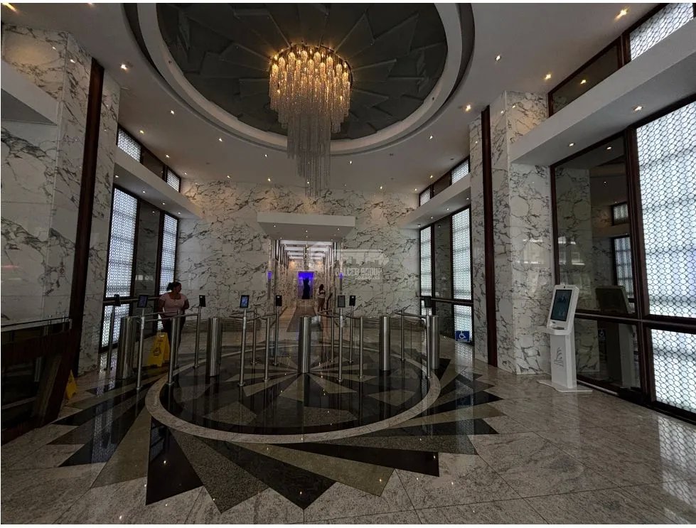 OFICINA EN EL TORNILLO PANAMA  REVOLUTION F&F TOWER 1,122M