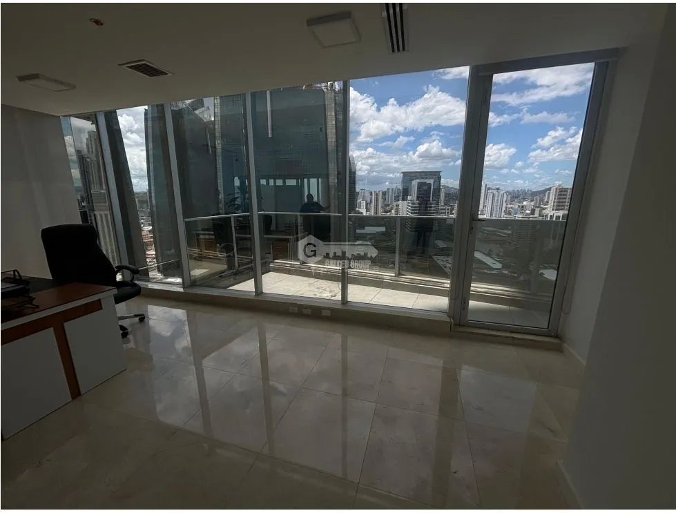 SE VENDE OFICINA EN REVOLUTION  F&F TOWER TORNILLO CALLE 50 DE 188M