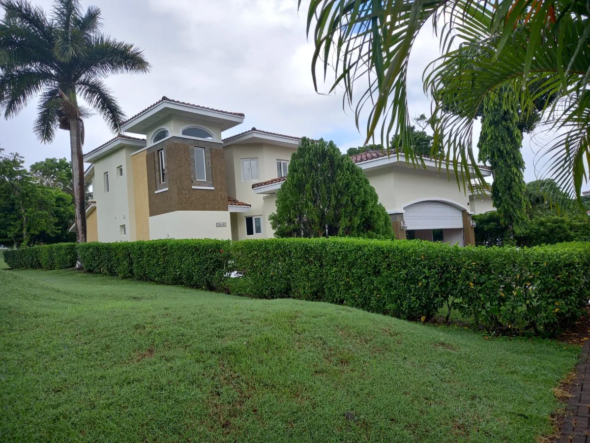 Venta de Casa Reposeida en PH Tucan Country Club, Cocolí, Panamá