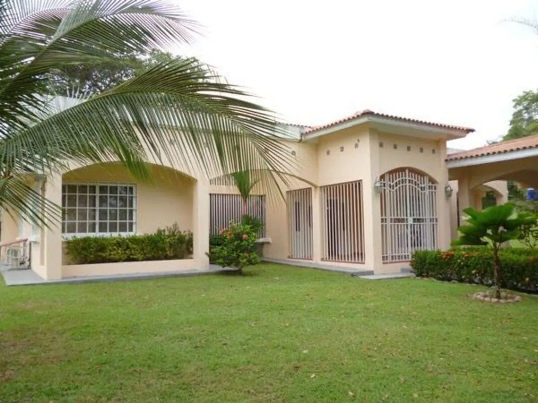 Venta de Casa con Terreno en Coloncito, Chame