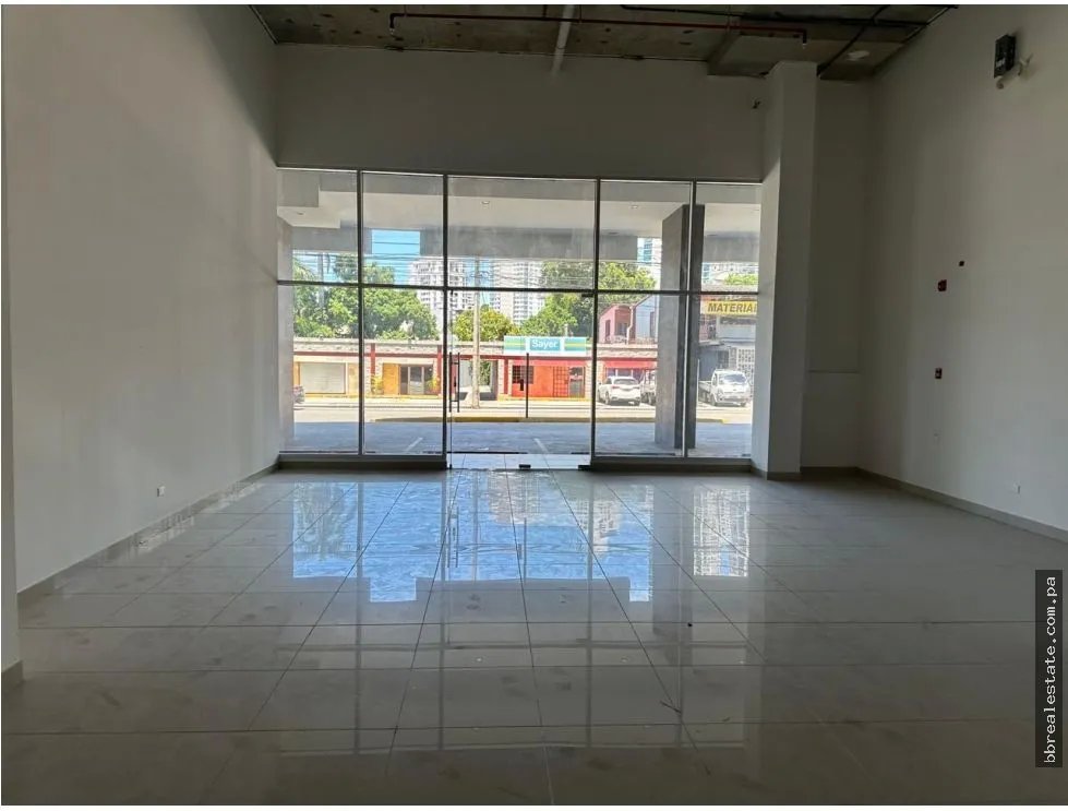 Alquiler de local comercial en Parque Lefevre, PH Epoca