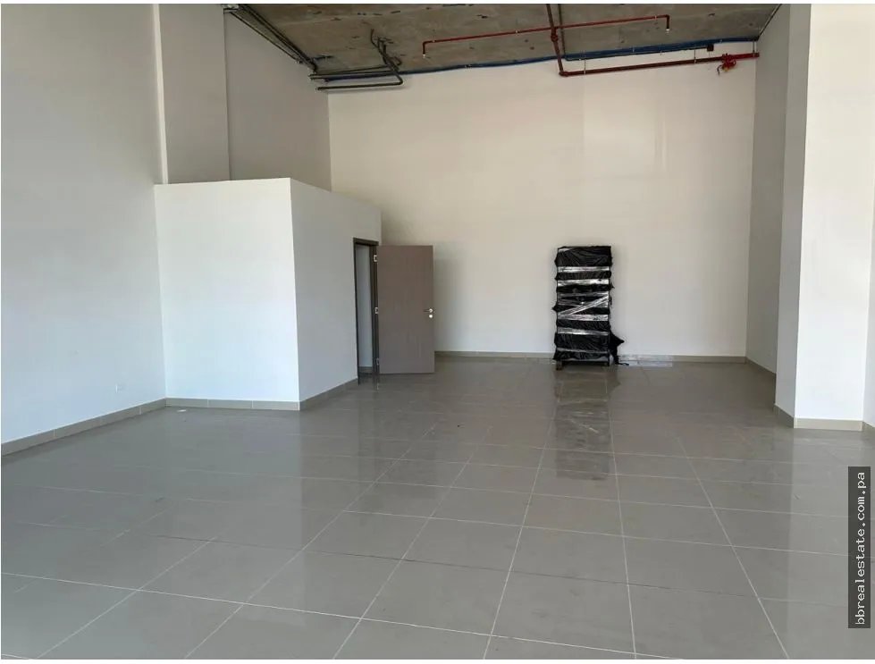 Alquiler de local comercial en Parque Lefevre, PH Epoca