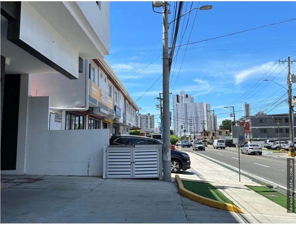 Alquiler de local comercial en Parque Lefevre, PH Epoca