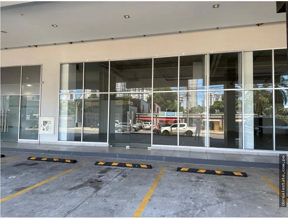 Alquiler de local comercial en Parque Lefevre, PH Epoca