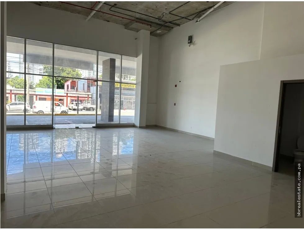 Alquiler de local comercial en Parque Lefevre, PH Epoca