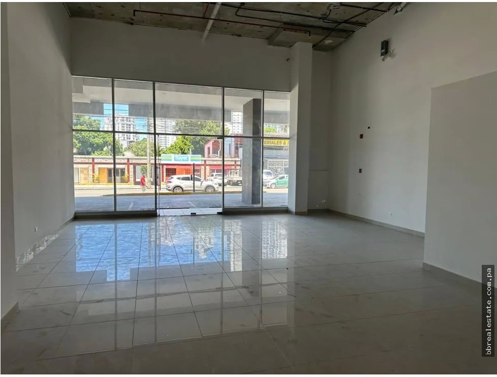 Alquiler de local comercial en Parque Lefevre, PH Epoca