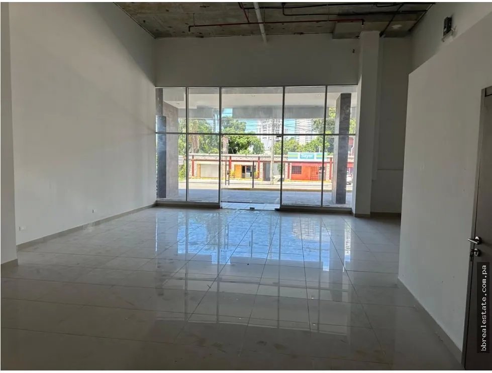 Alquiler de local comercial en Parque Lefevre, PH Epoca