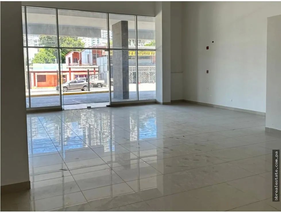 Alquiler de local comercial en Parque Lefevre, PH Epoca