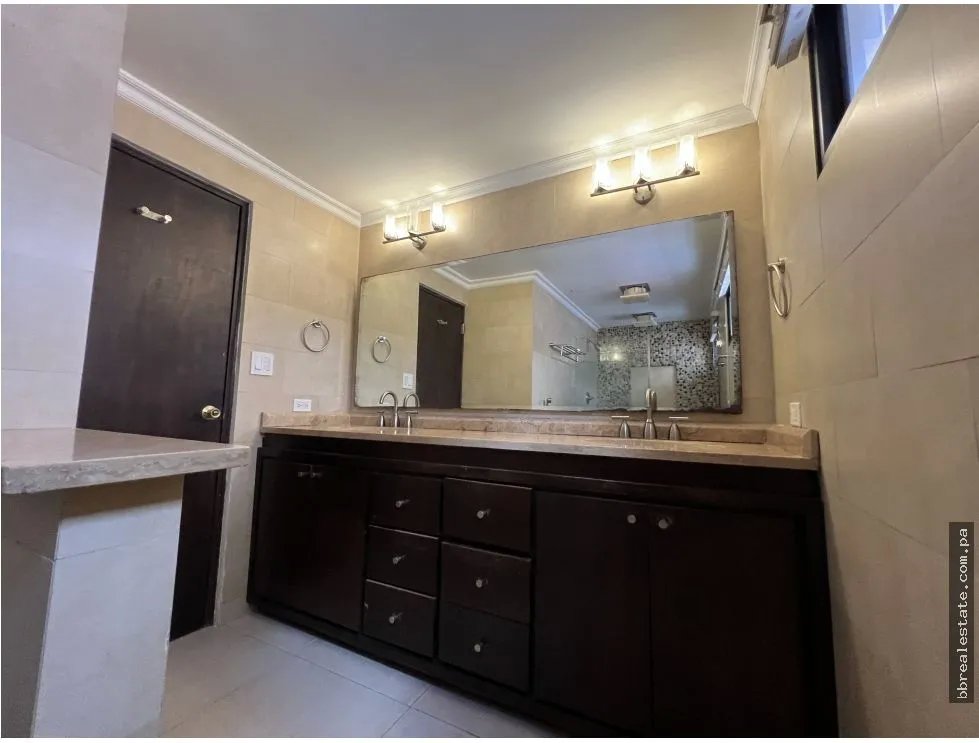 Venta de casa con Piscina en Betania, Dos Mares