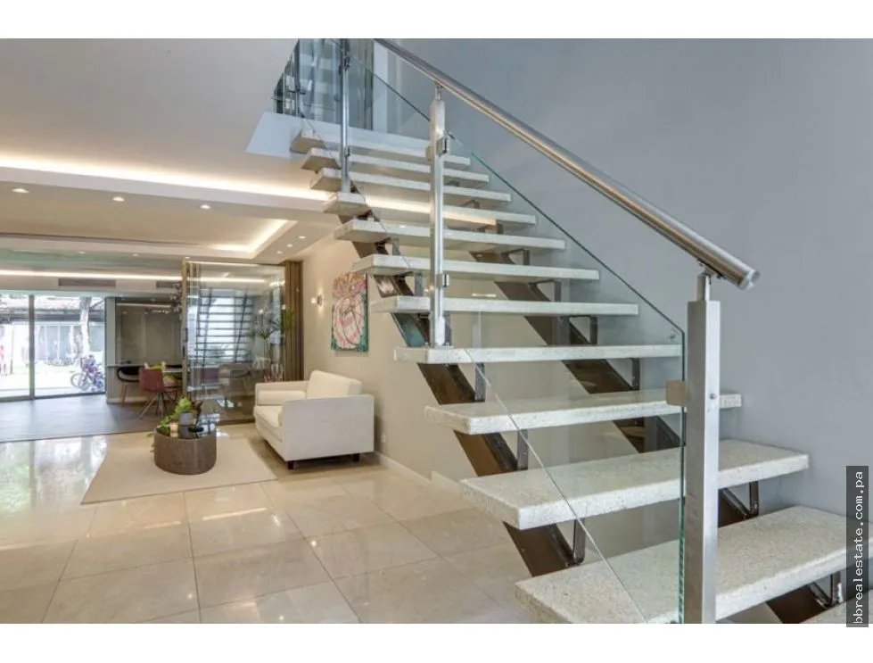 Venta de Casa 3 Niveles En Paitilla