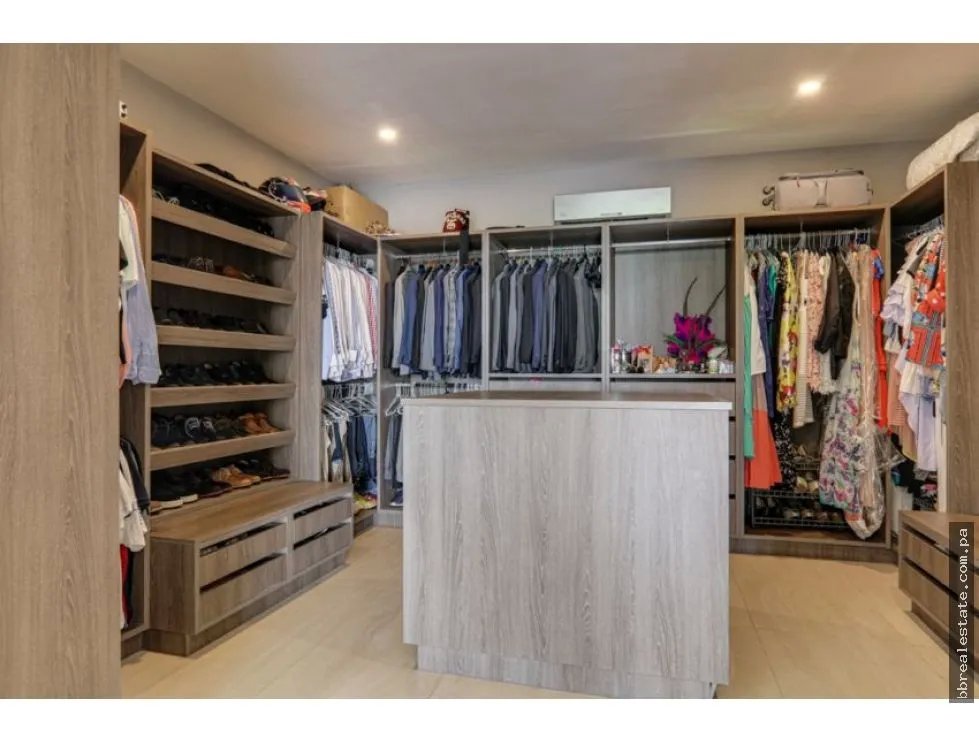 Venta de Casa 3 Niveles En Paitilla